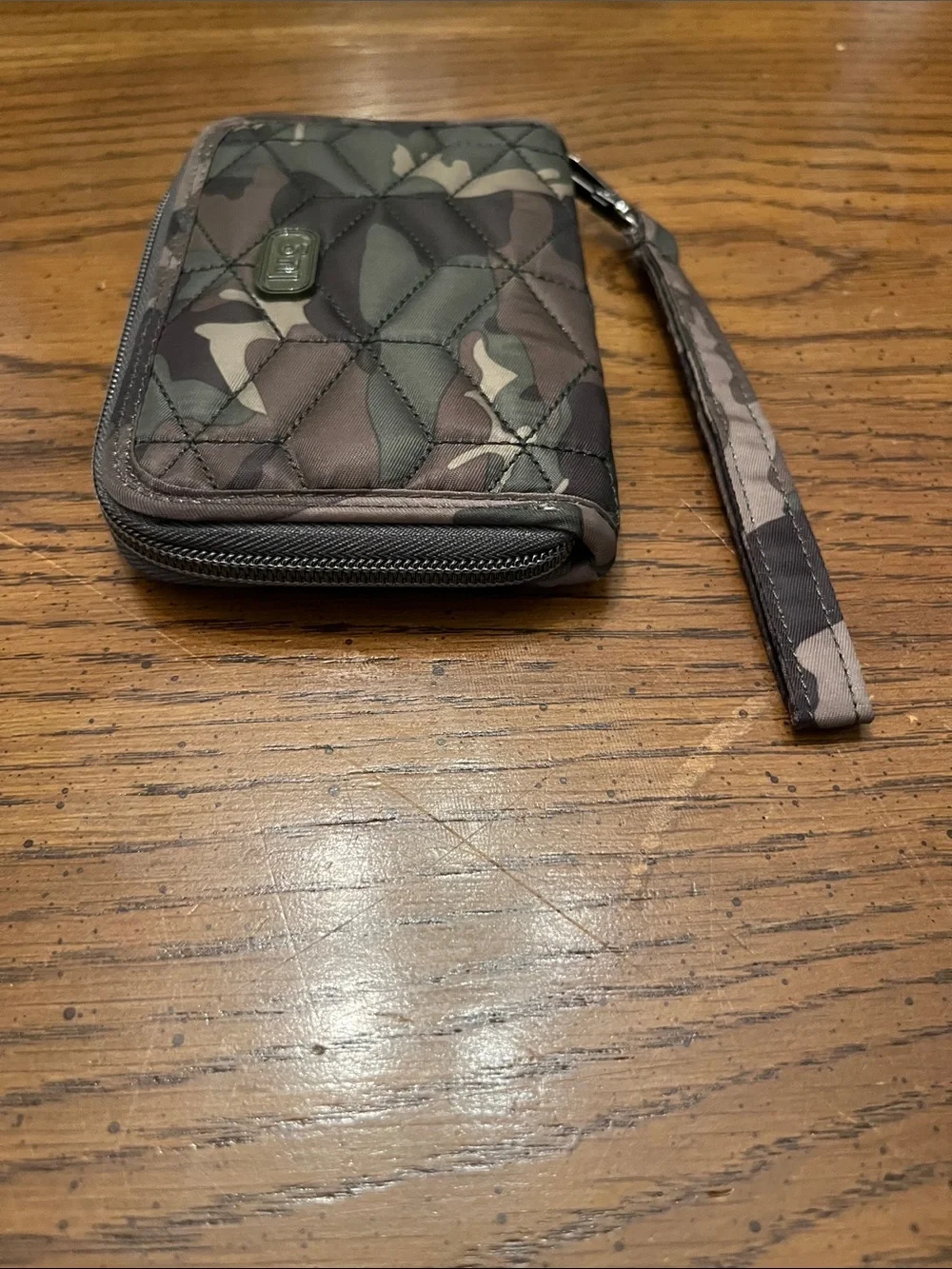 lug compact quilted